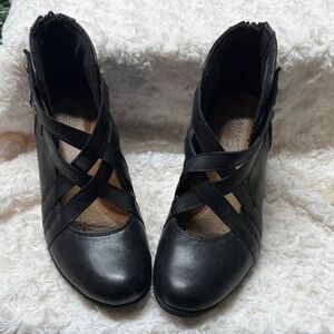 Rockport Black leather healed shoe size 6.5. Cross cross straps embossed heel.